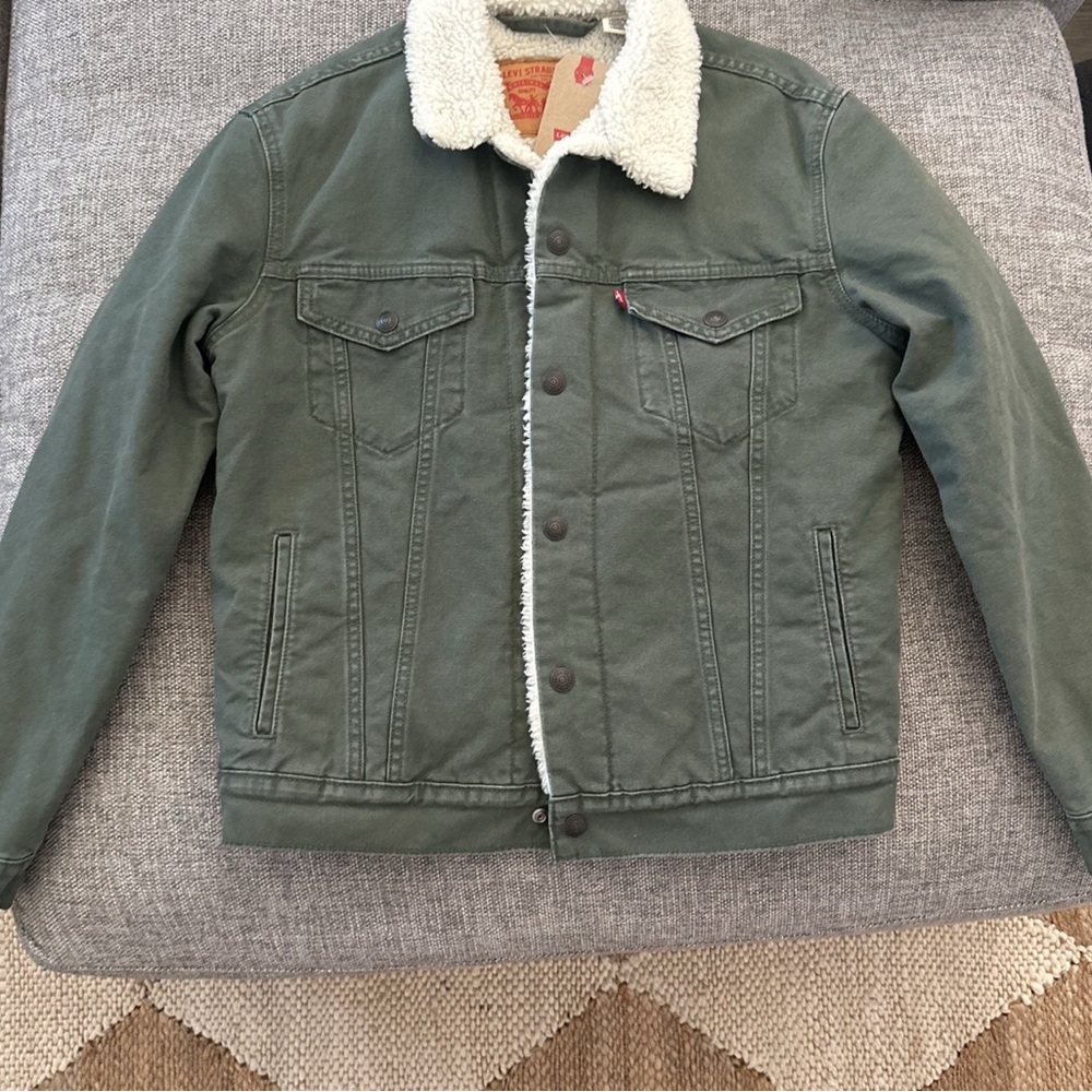 NWT Levi's Men's Sherpa Trucker Jacket (Size small)